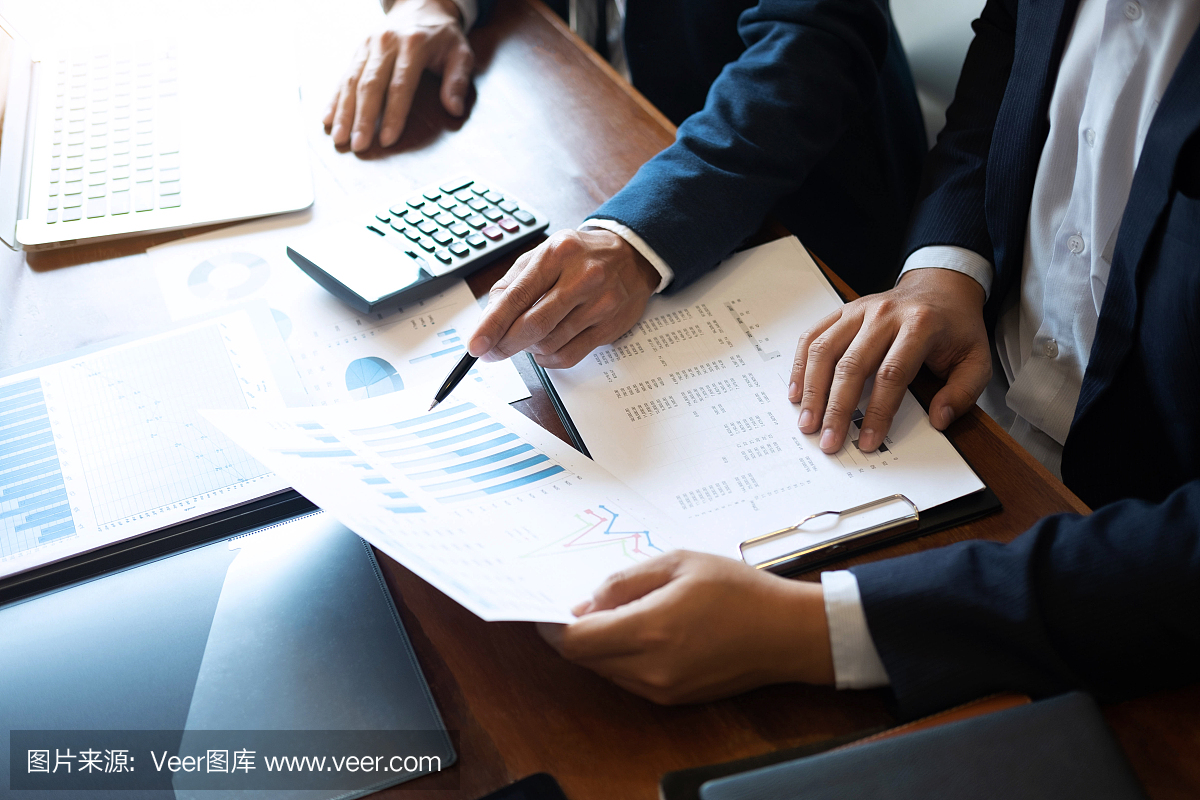 專業(yè)的商業(yè)合作伙伴團隊從會議討論到演講策劃投資項目工作分析和商業(yè)策略與合作伙伴公司進行對話